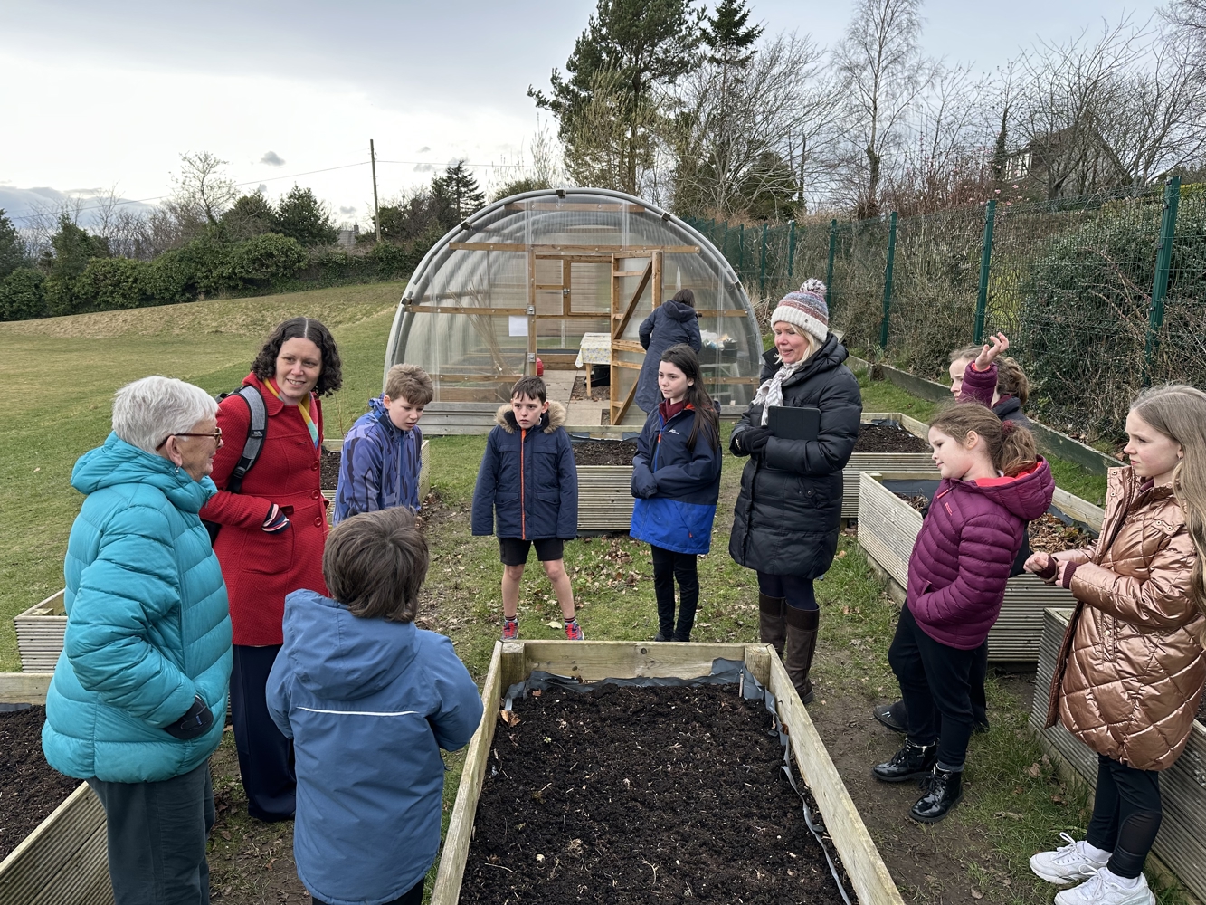 Norma Smith with Nicola Davidson and staff and pupils from Portmoak Primary School